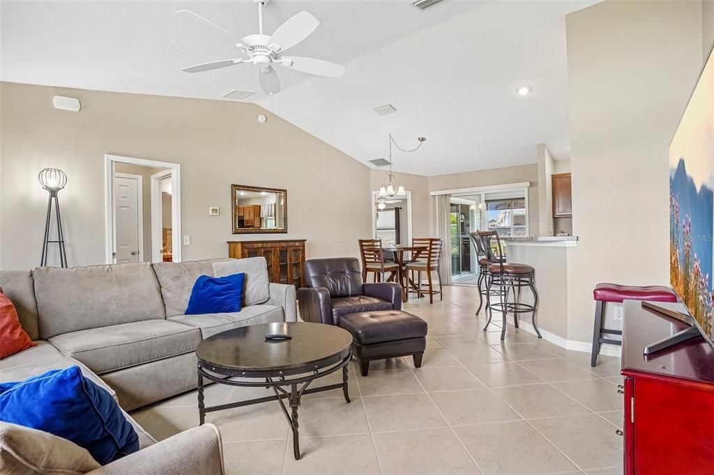 For Sale: $325,000 (2 beds, 2 baths, 1231 Square Feet)