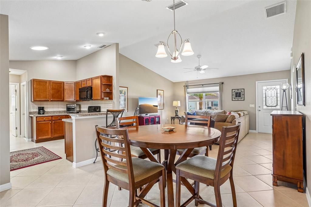 For Sale: $325,000 (2 beds, 2 baths, 1231 Square Feet)