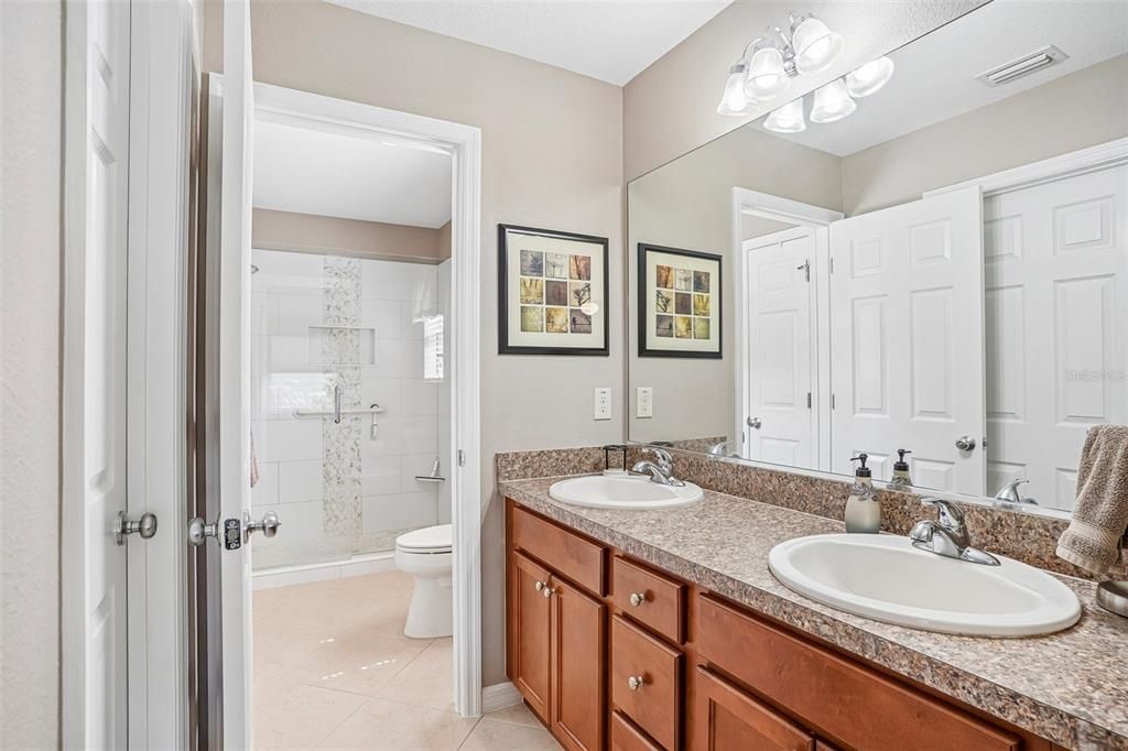 For Sale: $325,000 (2 beds, 2 baths, 1231 Square Feet)