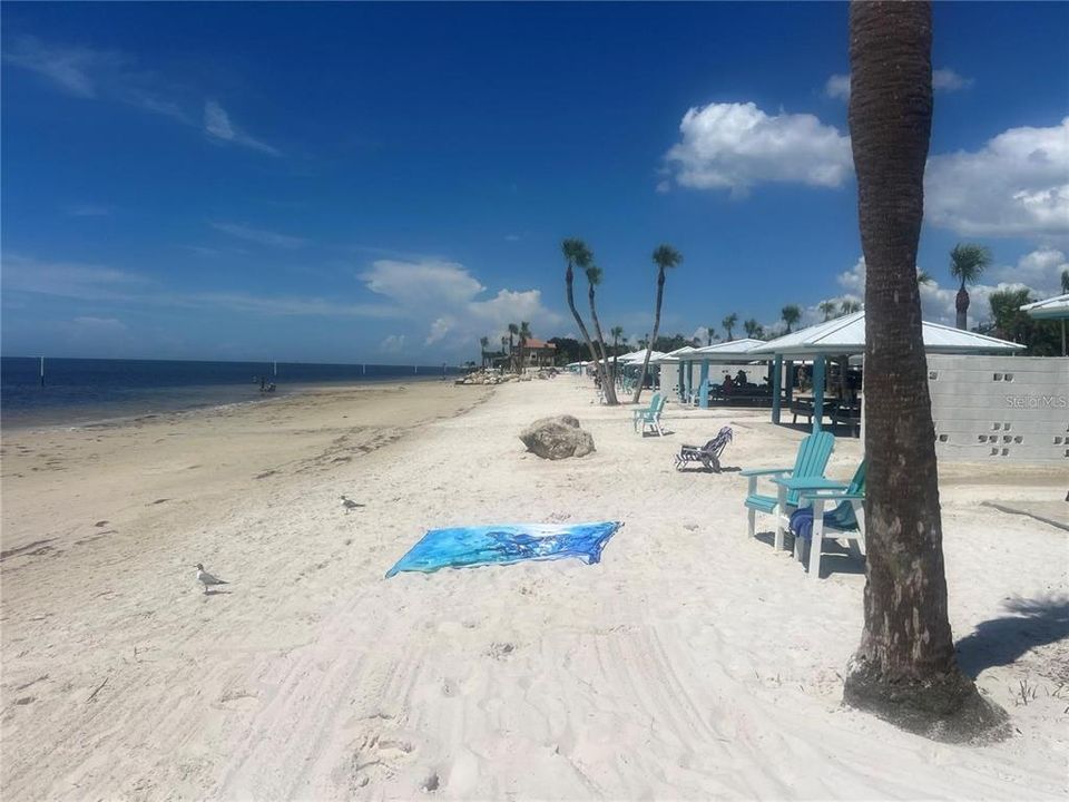 For Sale: $79,999 (1 beds, 1 baths, 732 Square Feet)