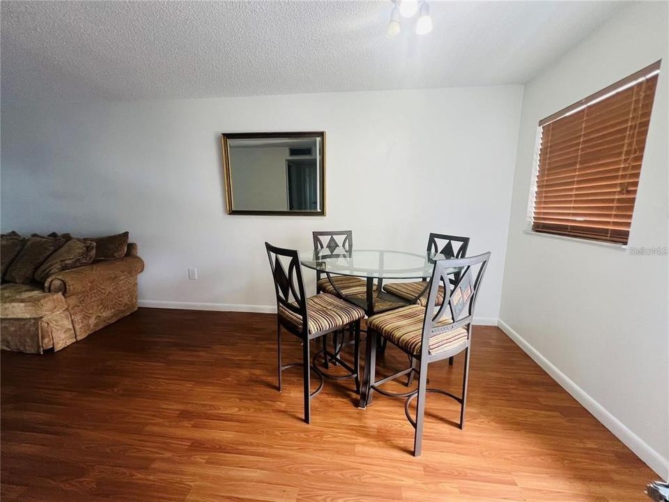 For Sale: $79,999 (1 beds, 1 baths, 732 Square Feet)