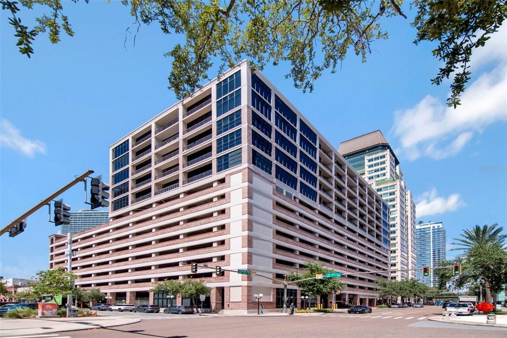 For Sale: $679,000 (1 beds, 1 baths, 1074 Square Feet)