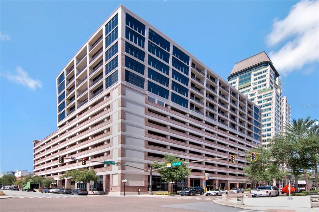 For Sale: $679,000 (1 beds, 1 baths, 1074 Square Feet)
