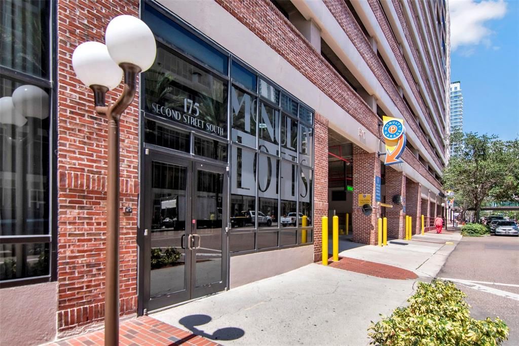 For Sale: $679,000 (1 beds, 1 baths, 1074 Square Feet)