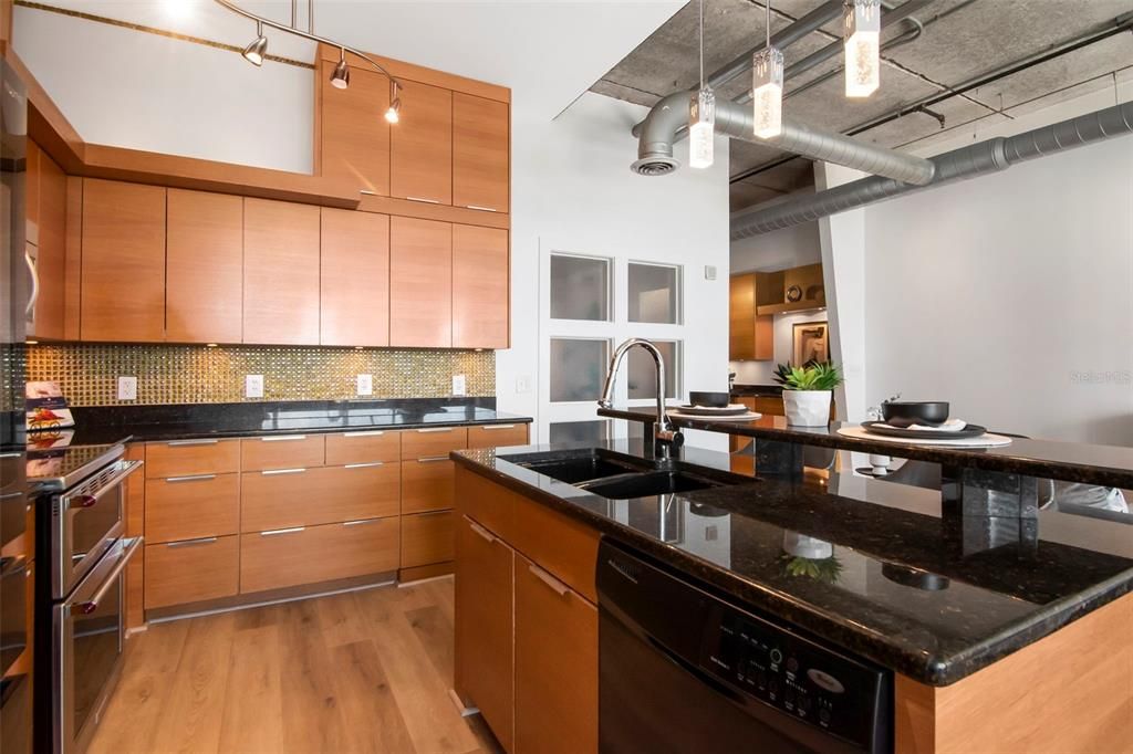 For Sale: $679,000 (1 beds, 1 baths, 1074 Square Feet)