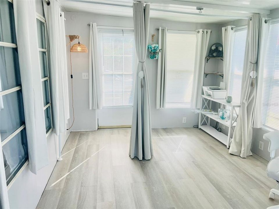 На продажу: $159,900 (2 спален, 2 ванн, 1068 Квадратных фут)