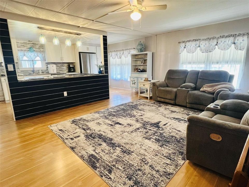 На продажу: $159,900 (2 спален, 2 ванн, 1068 Квадратных фут)
