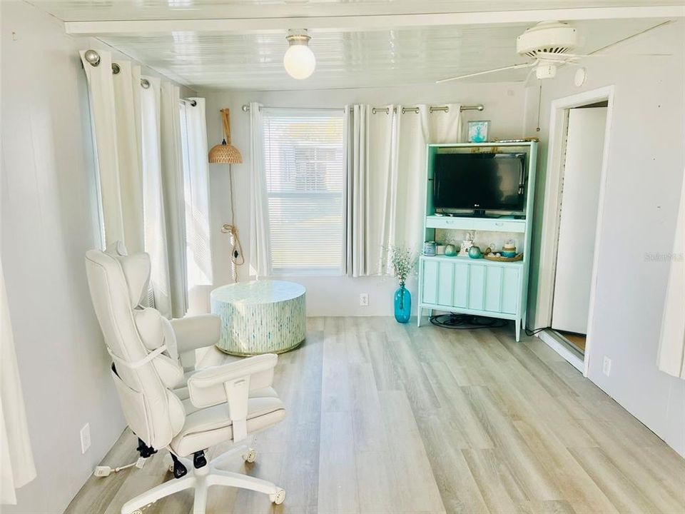 На продажу: $159,900 (2 спален, 2 ванн, 1068 Квадратных фут)