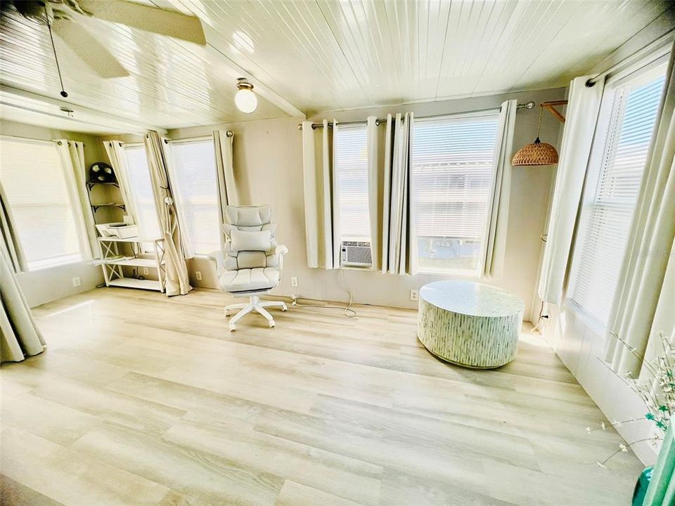 На продажу: $159,900 (2 спален, 2 ванн, 1068 Квадратных фут)
