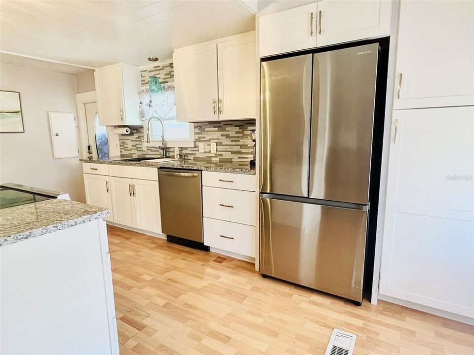 На продажу: $159,900 (2 спален, 2 ванн, 1068 Квадратных фут)
