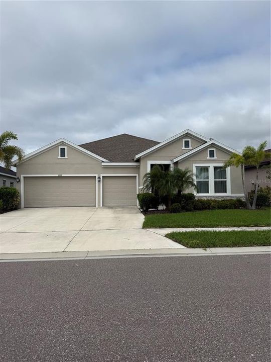 For Sale: $499,000 (4 beds, 3 baths, 2549 Square Feet)