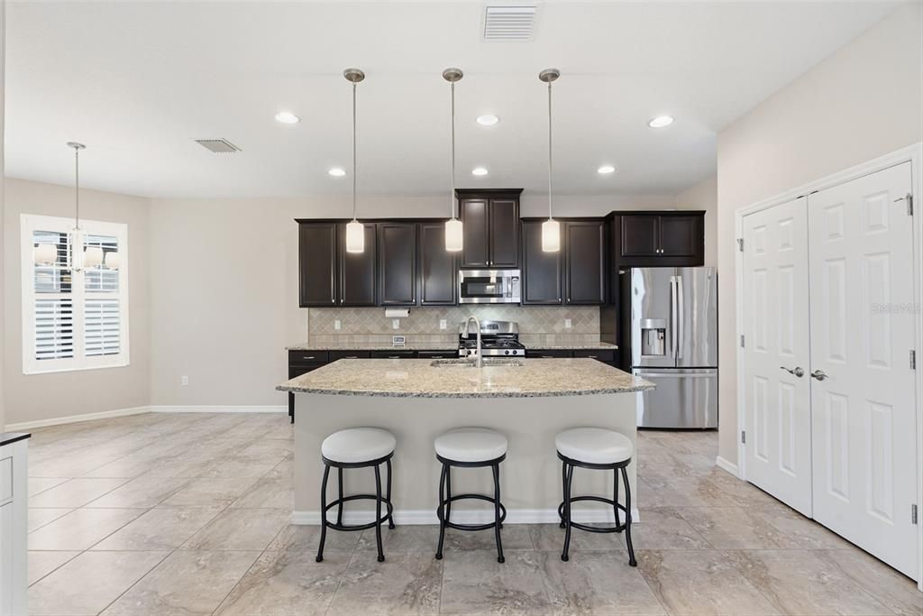 For Sale: $672,000 (5 beds, 4 baths, 3500 Square Feet)