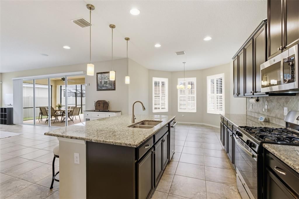 For Sale: $672,000 (5 beds, 4 baths, 3500 Square Feet)