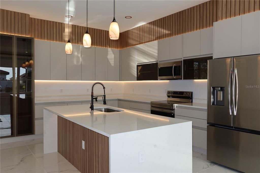 For Sale: $850,000 (5 beds, 3 baths, 2420 Square Feet)