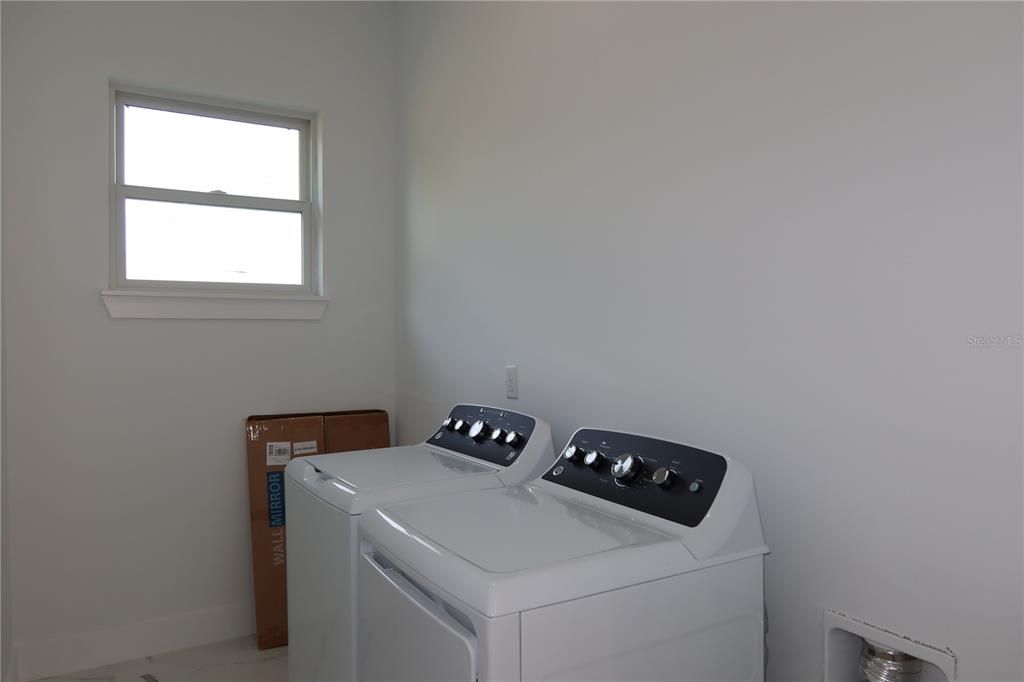 For Sale: $850,000 (5 beds, 3 baths, 2420 Square Feet)