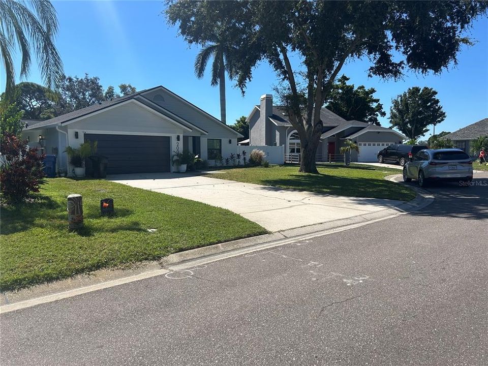 For Sale: $475,000 (2 beds, 2 baths, 1215 Square Feet)