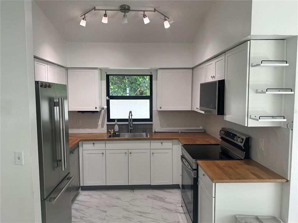 For Sale: $475,000 (2 beds, 2 baths, 1215 Square Feet)
