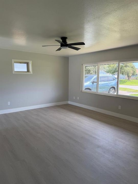 For Sale: $315,000 (2 beds, 1 baths, 825 Square Feet)