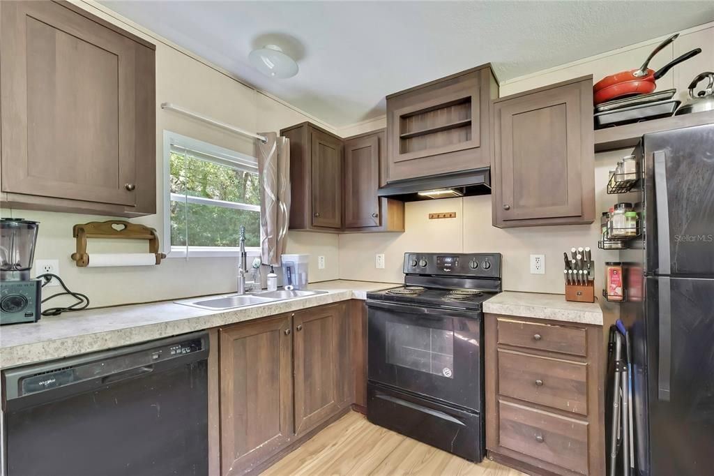 For Sale: $299,900 (3 beds, 2 baths, 923 Square Feet)