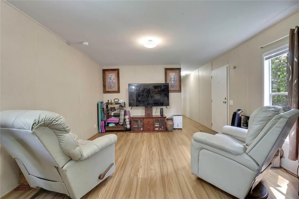 For Sale: $299,900 (3 beds, 2 baths, 923 Square Feet)