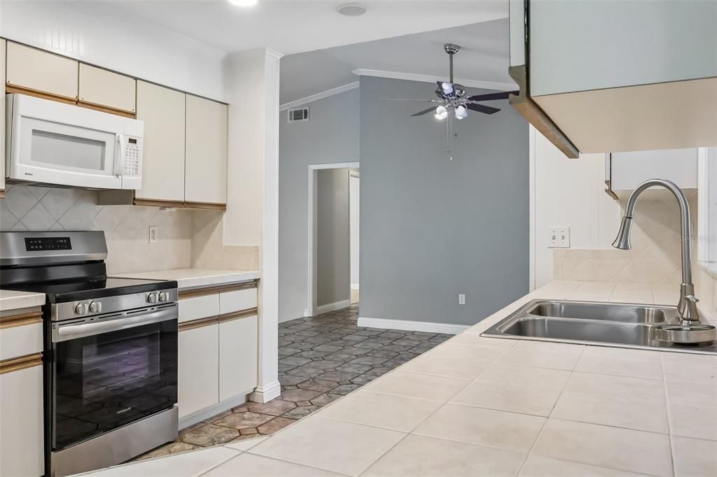 For Sale: $350,000 (3 beds, 2 baths, 1762 Square Feet)