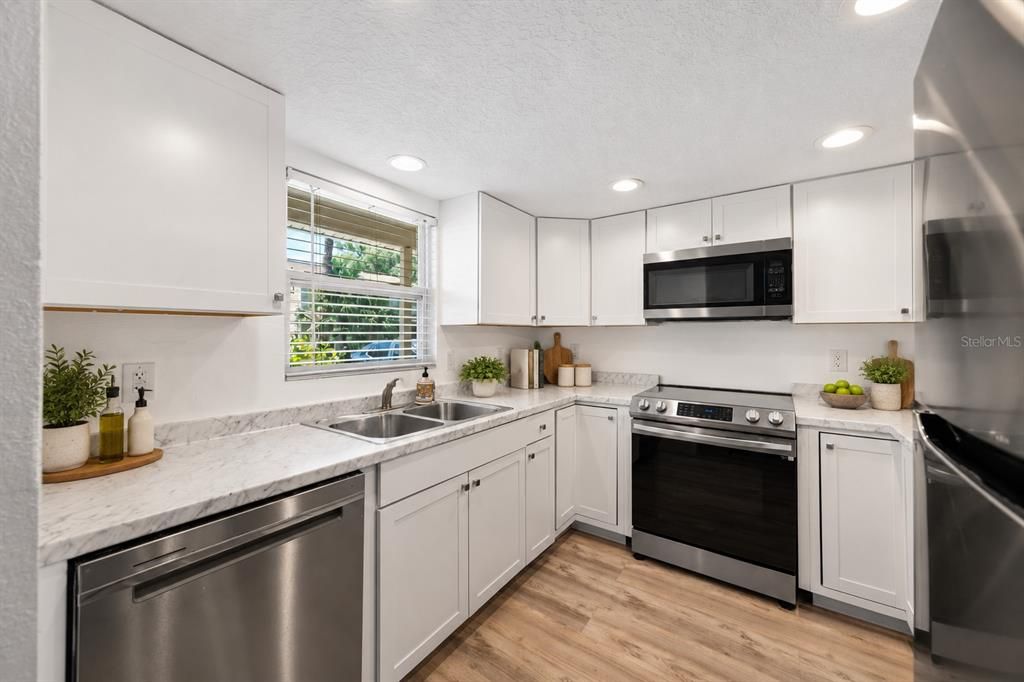 For Sale: $199,900 (2 beds, 1 baths, 1080 Square Feet)