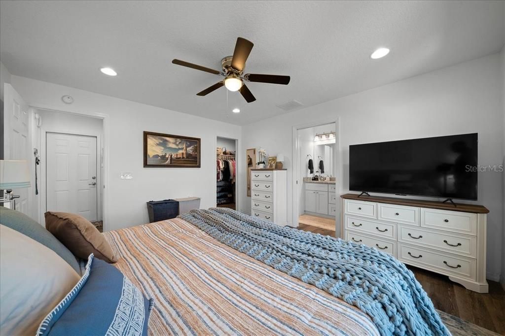 For Sale: $249,000 (3 beds, 2 baths, 1320 Square Feet)