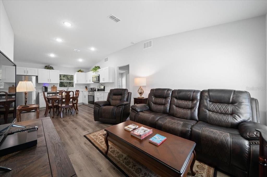 For Sale: $239,000 (3 beds, 2 baths, 1006 Square Feet)