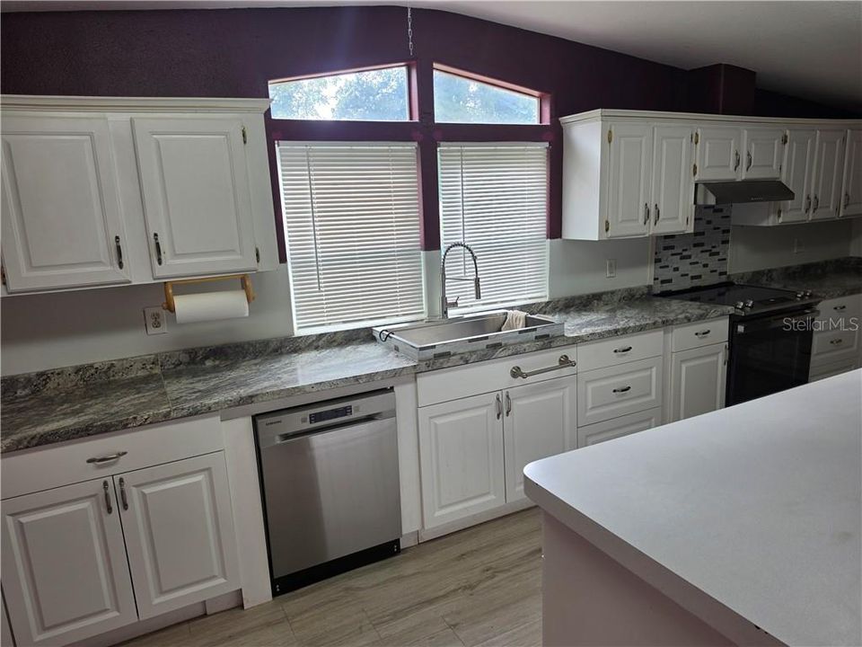 For Sale: $285,000 (3 beds, 2 baths, 1947 Square Feet)