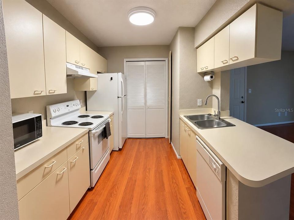 For Rent: $1,300 (1 beds, 1 baths, 583 Square Feet)