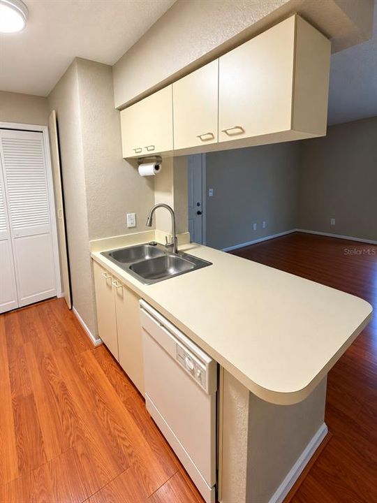 For Rent: $1,300 (1 beds, 1 baths, 583 Square Feet)