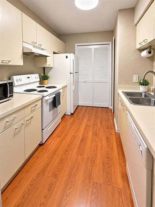 For Rent: $1,300 (1 beds, 1 baths, 583 Square Feet)