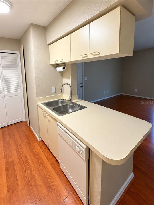 For Rent: $1,300 (1 beds, 1 baths, 583 Square Feet)