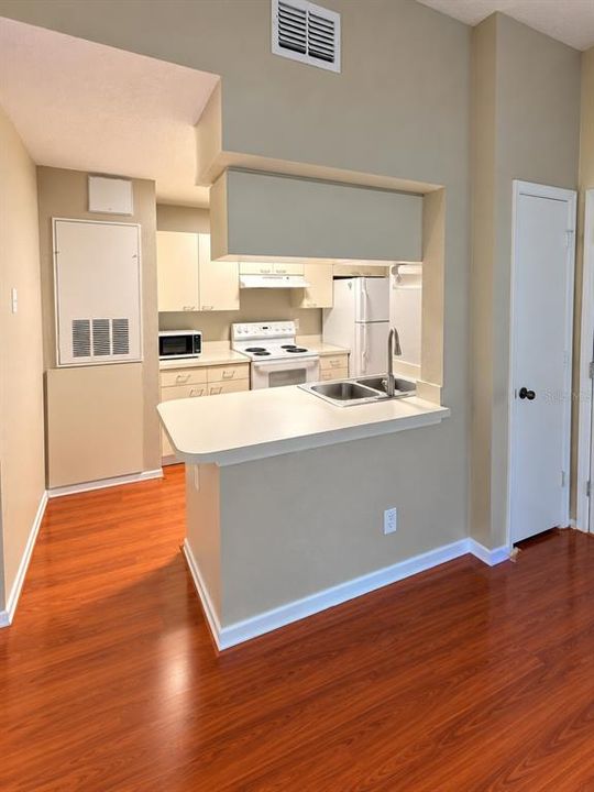 For Rent: $1,300 (1 beds, 1 baths, 583 Square Feet)