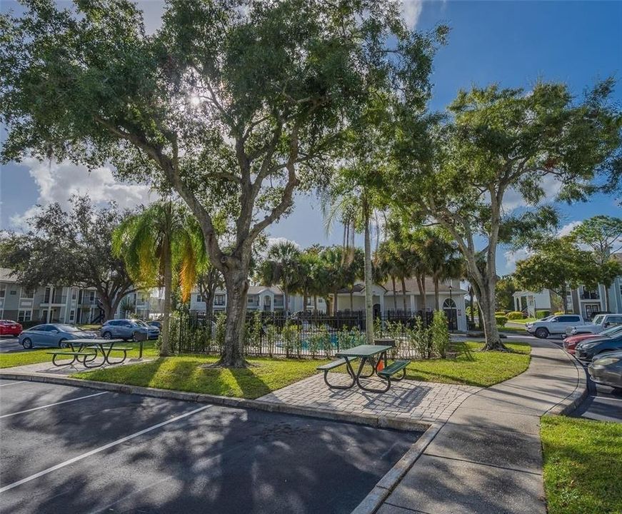 For Rent: $1,300 (1 beds, 1 baths, 583 Square Feet)