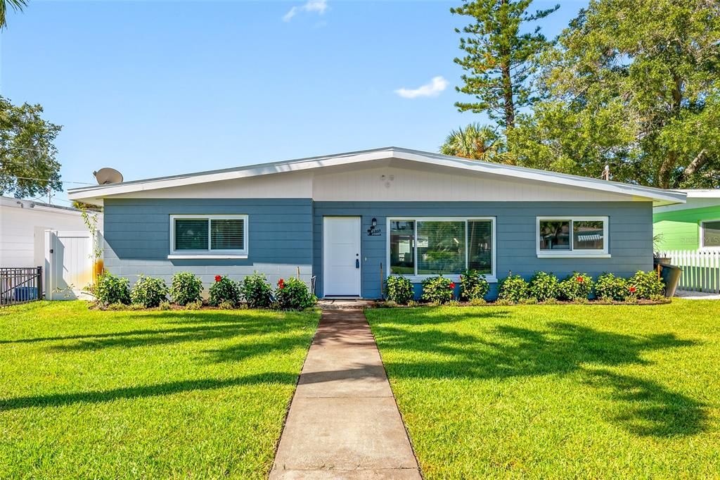 For Sale: $449,000 (2 beds, 1 baths, 956 Square Feet)