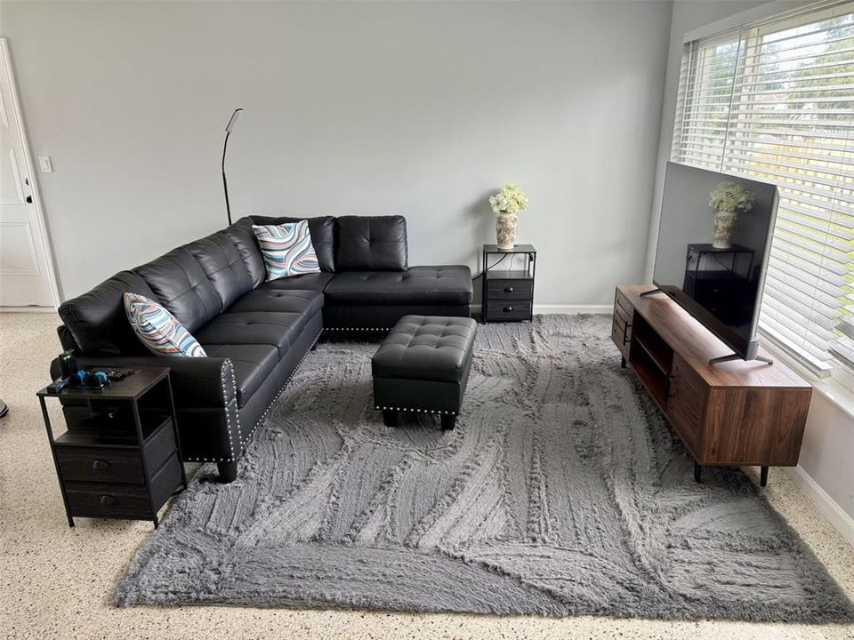 For Sale: $449,000 (2 beds, 1 baths, 956 Square Feet)