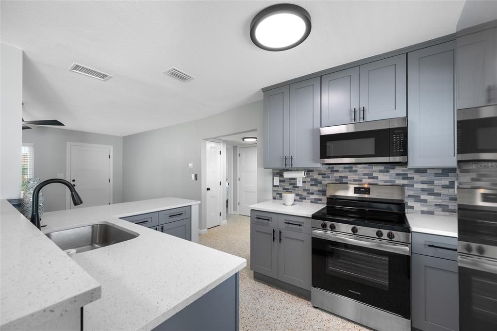 For Sale: $449,000 (2 beds, 1 baths, 956 Square Feet)
