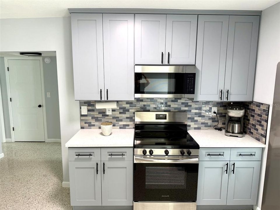 For Sale: $449,000 (2 beds, 1 baths, 956 Square Feet)