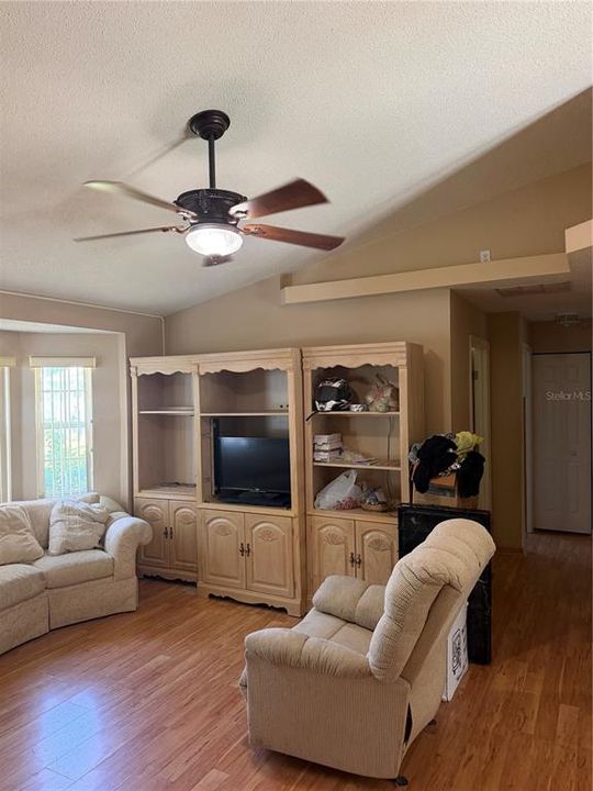 For Sale: $325,000 (3 beds, 2 baths, 1226 Square Feet)