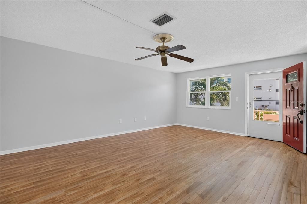 For Sale: $190,000 (2 beds, 2 baths, 1120 Square Feet)
