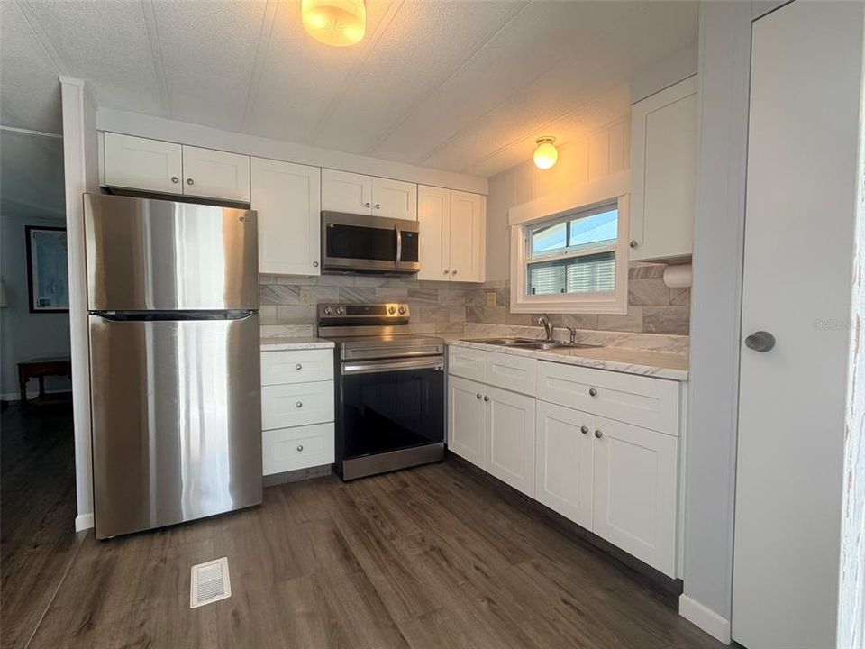For Sale: $139,900 (2 beds, 1 baths, 800 Square Feet)