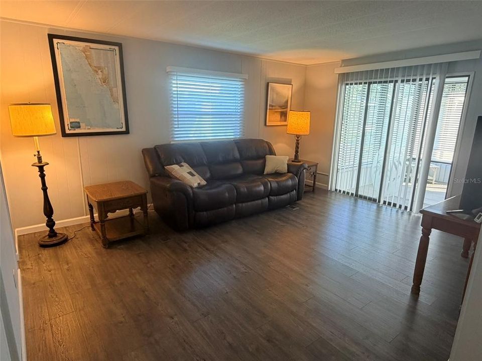 For Sale: $139,900 (2 beds, 1 baths, 800 Square Feet)