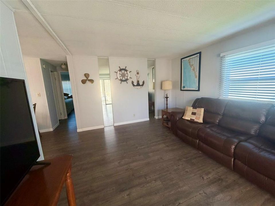 For Sale: $139,900 (2 beds, 1 baths, 800 Square Feet)