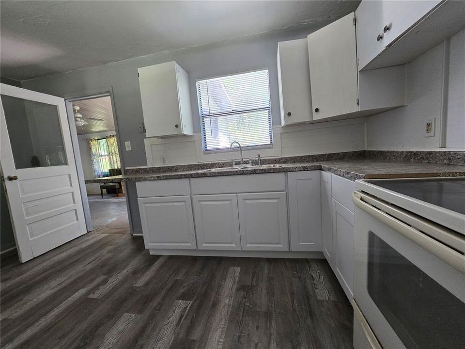 На продажу: $139,500 (2 спален, 1 ванн, 1163 Квадратных фут)