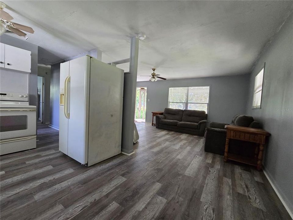 На продажу: $139,500 (2 спален, 1 ванн, 1163 Квадратных фут)
