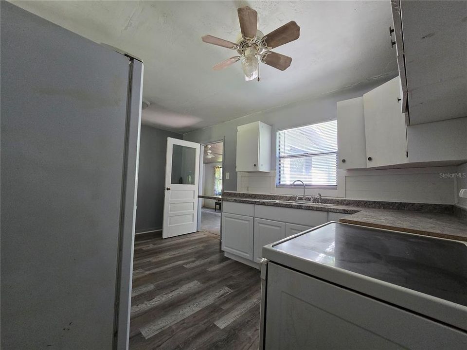 На продажу: $139,500 (2 спален, 1 ванн, 1163 Квадратных фут)