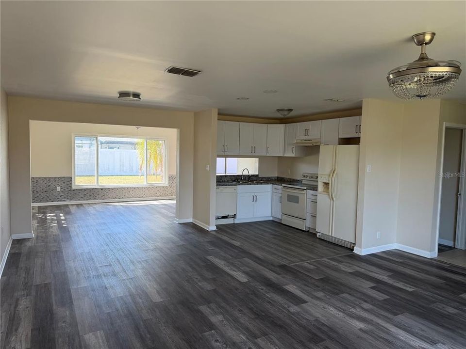 For Sale: $250,000 (2 beds, 2 baths, 1303 Square Feet)