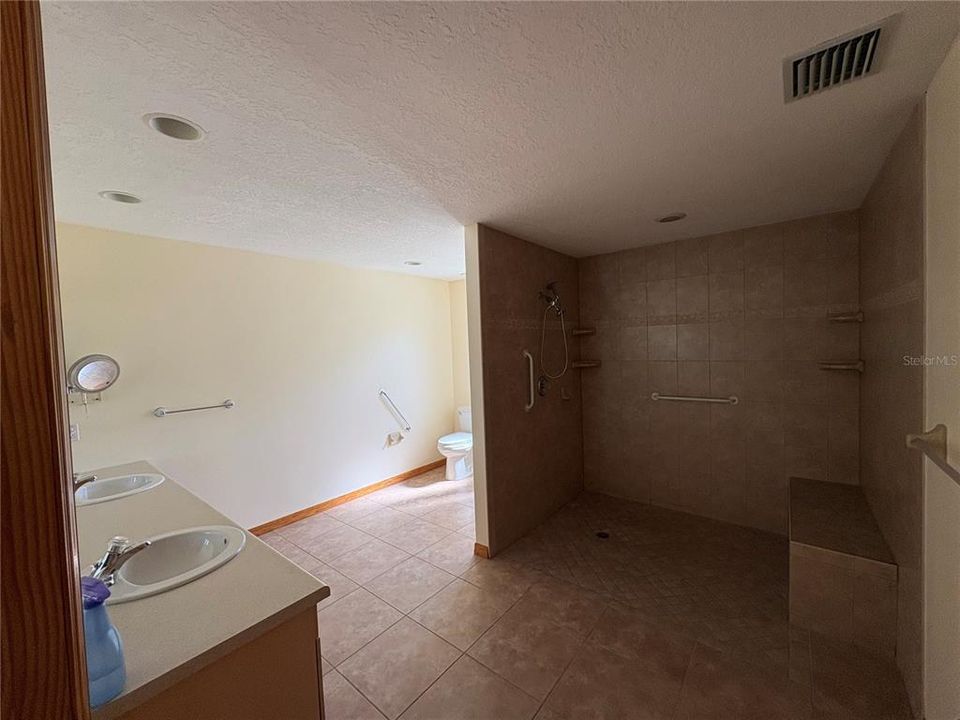 待售: $585,000 (4 贝兹, 3 浴室, 2564 平方英尺)