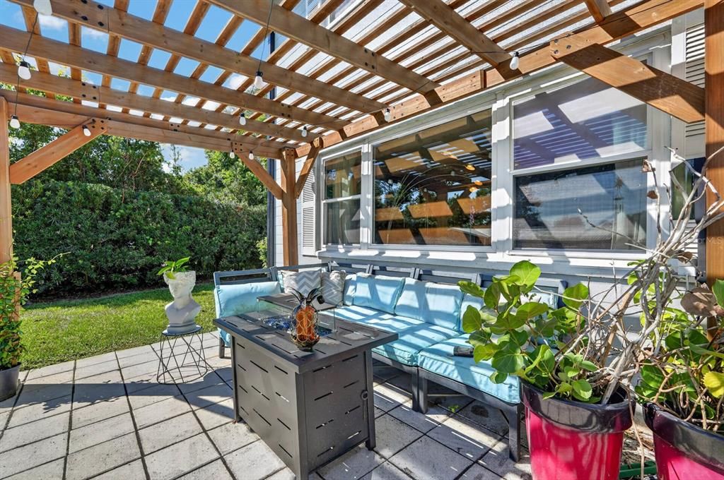 На продажу: $399,900 (4 спален, 2 ванн, 2012 Квадратных фут)